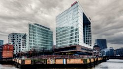 Hamburg Hafencity Fotoserie Aloys Peter Trenz März 2023 Moderne Bürogebäude am Hafen mit dramatischem Himmel