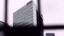 Hamburg Hafencity Fotoserie Aloys Peter Trenz März 2023 Hochhaus in Berlin mit rotem Logo auf der Fassade