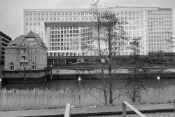 Hamburg Hafencity Fotoserie Aloys Peter Trenz März 2023 Modernes Bürogebäude und älteres Backsteinhaus am Kanal in Hamburg