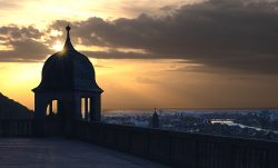 Heidelberg Natur- Architekturfotografie Sonnenuntergang über Stadt mit historischen Gebäuden und Fluss
