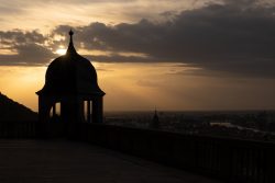 Heidelberg Natur- Architekturfotografie Sonnenuntergang hinter Pavillon mit Blick auf Stadtlandschaft