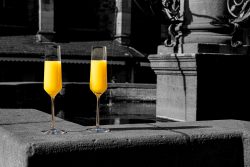 Heidelberg Natur- Architekturfotografie Zwei Sektgläser mit Orangensaft auf einem Steinsockel