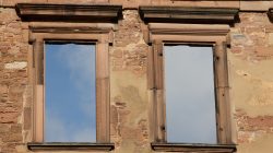 Heidelberg Natur- Architekturfotografie Zwei fensterlose Fensterrahmen in alter Steinwand mit blauem Himmel