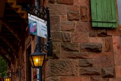 Heidelberg Natur- Architekturfotografie Eingang zur Bergbahnstadion mit Laterne und Backsteinwand