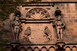 Heidelberg Natur- Architekturfotografie Historische Sandsteinrelief von Rittern und Löwen an einer mittelalterlichen Burgwand