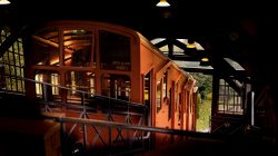 Heidelberg Natur- Architekturfotografie Historische Standseilbahn in einem überdachten Bahnhof
