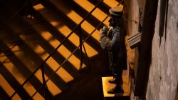 Heidelberg Natur- Architekturfotografie Holzfigur eines Trompeters in einem historischen Treppenhaus