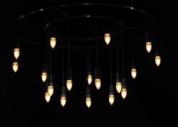 Heidelberg Natur- Architekturfotografie Schwarzer Kronleuchter mit vielen leuchtenden Glühbirnen