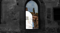 Heidelberg Natur- Architekturfotografie Spiegelung einer antiken Statue in einem gotischen Fenster