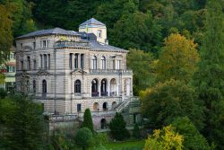 Heidelberg Natur- Architekturfotografie Historische Villa im Herbstwald in Baden-Baden, Deutschland