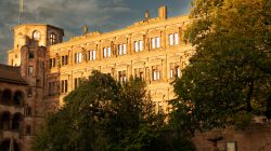 Heidelberg Natur- Architekturfotografie Sonnendurchflutetes Heidelberger Schloss im Herbst