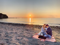 Helgoland Ein Paar genießt den Sonnenuntergang am idyllischen Strand von Helgoland. Helgoland Paar sitzt bei Sonnenuntergang am Strand von Helgoland