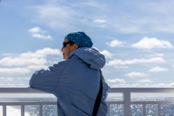 Helgolandreise August 2023 Eine Frau steht an der Reling eines Schiffes und blickt aufs Meer Helgolandreise August 2023 Frau mit Sonnenbrille genießt die Aussicht auf dem Schiff