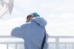 Helgolandreise August 2023 Ein Reisender genießt die Aussicht vom Schiffsdeck Helgolandreise August 2023 Person in blauer Jacke blickt über das Deck eines Schiffs hinaus