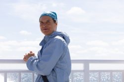 Helgolandreise August 2023 Eine Frau genießt die sonnige Überfahrt auf einem Schiff. Helgolandreise August 2023 Frau mit blauer Jacke auf einem Schiff bei sonnigem Wetter