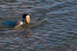 Helgolandreise August 2023 Eine Frau genießt das Schwimmen im Meer an einem sonnigen Tag Helgolandreise August 2023 Frau schwimmt im offenen Meer bei Tageslicht