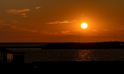 Helgolandreise August 2023 Ein atemberaubender Sonnenuntergang taucht das Meer in goldene Farben Helgolandreise August 2023 Sonnenuntergang über einem ruhigen Meer mit goldenen Wolken