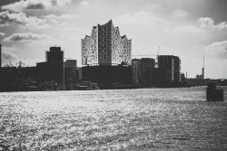 Helgolandreise August 2023 Die beeindruckende Architektur der Elbphilharmonie in Hamburg Helgolandreise August 2023 Elbphilharmonie in Hamburg bei Tageslicht, von Wasser umgeben