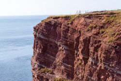 Helgolandreise August 2023 Die markante, rote Steilküste von Helgoland ragt über die Nordsee Helgolandreise August 2023 Steilküste von Helgoland mit Meer im Hintergrund