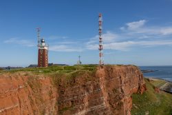 Helgolandreise August 2023 Die ikonischen Türme von Helgoland ragen in den klaren Himmel Helgolandreise August 2023 Leuchtturm und Funkturm auf Helgoland vor blauem Himmel