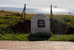 Helgolandreise August 2023 Ein Gedenkstein am Küstenpfad von Lizard Point mit Meerblick. Helgolandreise August 2023 Gedenkstein am Küstenpfad bei Lizard Point mit Blick auf das Meer