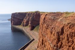 Helgolandreise August 2023 Die ikonische Steilküste von Helgoland aus rotem Sandstein im Tageslicht. Helgolandreise August 2023 Steilküste von Helgoland mit rotem Sandstein und Meerblick