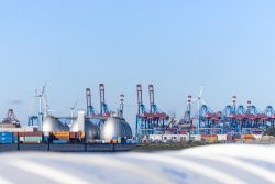 Helgolandreise August 2023 Ein Hafen mit Industriekränen und Windkraftanlagen im Hintergrund Helgolandreise August 2023 Hafen mit Kranen und Containern, Windkraftanlagen im Hintergrund