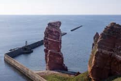 Helgolandreise August 2023 Rote Felsformationen von Helgoland, umgeben von der Nordsee an einem klaren Tag Helgolandreise August 2023 Helgoländer Klippenlandschaft bei Tageslicht mit Meerblick