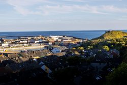Helgolandreise August 2023 Blick auf Helgoland mit Häusern und Meer in der Abendsonne Helgolandreise August 2023 Helgoland Küstenszene mit Häusern und Blick aufs Meer in der Abenddämmerung