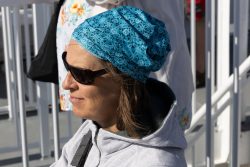 Helgolandreise August 2023 Eine Frau genießt die Sonne mit Sonnenbrille und modischer Mütze Helgolandreise August 2023 Frau mit Sonnenbrille und blauer Mütze in der Sonne