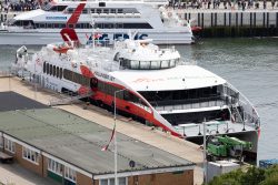 Helgolandreise August 2023 Zwei Fähren im Hafen von Helgoland, bereit zur Abfahrt. Helgolandreise August 2023 Fähren am Hafen von Helgoland mit wartenden Passagieren