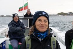 Helgolandreise August 2023 Passagiere genießen eine Bootsfahrt auf einem Gewässer, während im Hintergrund eine bulgarische Flagge weht Helgolandreise August 2023 Menschen auf einem Boot mit bulgarischer Flagge im Hintergrund