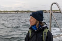 Helgolandreise August 2023 Eine Frau genießt die Aussicht während einer Bootsfahrt vor Helgoland Helgolandreise August 2023 Frau auf Bootsfahrt mit Meeresblick vor Helgoland