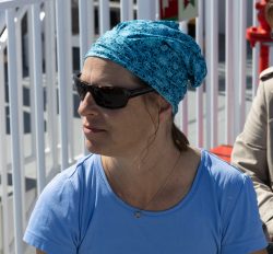 Helgolandreise August 2023 Eine entspannte Frau genießt das Sonnenlicht Helgolandreise August 2023 Frau mit Sonnenbrille und blauer Mütze im Sonnenlicht