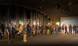 Kunstausstellung Künstlerin Andrea Simon Farbe aus Kraft und Bewegung Kunstverein Familie Montez e.V. 16.01.2026 - 15.02.2026 Gruppe von Menschen auf Kunstausstellung in modernem Raum