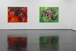 Kunstausstellung Künstlerin Andrea Simon Juli 2024 Kunsthalle Frankfurt Zwei abstrakte Gemälde in einer Galerie mit Spiegelung auf dem Boden