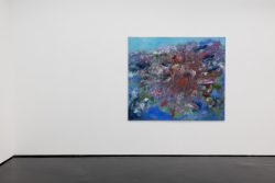 Kunstausstellung Künstlerin Andrea Simon Juli 2024 Kunsthalle Frankfurt Abstraktes Gemälde in Galerie auf weißer Wand mit dunklem Boden