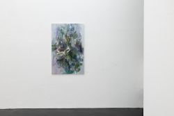 Kunstausstellung Künstlerin Andrea Simon Juli 2024 Kunsthalle Frankfurt Abstraktes Gemälde in modernem Galerieinterieur an weißer Wand