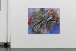 Kunstausstellung Künstlerin Andrea Simon Juli 2024 Kunsthalle Frankfurt Abstraktes Gemälde mit lebhaften Farben an weißer Wand