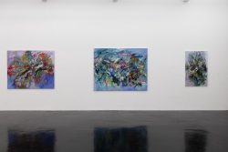 Kunstausstellung Künstlerin Andrea Simon Juli 2024 Kunsthalle Frankfurt Drei abstrakte Gemälde in einer Galerie mit glänzendem schwarzem Boden
