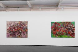 Kunstausstellung Künstlerin Andrea Simon Juli 2024 Kunsthalle Frankfurt Zwei abstrakte Gemälde mit bunten Farben an einer weißen Galeriewand