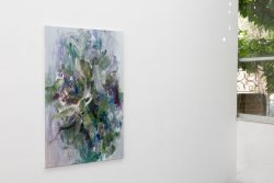 Kunstausstellung Künstlerin Andrea Simon Juli 2024 Kunsthalle Frankfurt Abstraktes Gemälde in einer Galerie auf weißer Wand