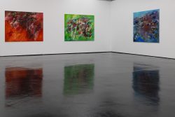 Kunstausstellung Künstlerin Andrea Simon Juli 2024 Kunsthalle Frankfurt Abstrakte Kunstwerke in einer Galerie mit reflektierendem Boden