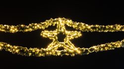 Landschaftsfotografie Winter Gernsheim Dezember 2022 Ein funkelnder Weihnachtsstern aus Lichtern, umgeben von Girlanden Landschaftsfotografie Winter Gernsheim Dezember 2022 Leuchtender Weihnachtsstern aus Lichtern mit Girlande auf schwarzem Hintergrund