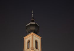 Landschaftsfotografie Winter Gernsheim Dezember 2022 Ein beeindruckender Glockenturm mit beleuchtetem Zwiebeldach in der Dunkelheit. Landschaftsfotografie Winter Gernsheim Dezember 2022 Beleuchteter Glockenturm mit Zwiebeldach bei Nacht vor tiefem Himmel