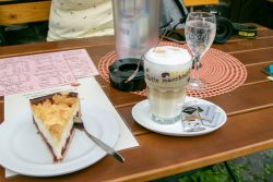 Loreley - Fotoserie - Landschaftsfotografie - Aloys Peter Trenz Kaffee und Kuchen im Freien mit Menü, Nikon-Kamera, Latte macchiato