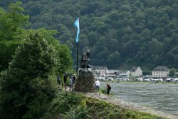 Loreley - Fotoserie - Landschaftsfotografie - Aloys Peter Trenz Loreley-Statue am Rhein mit Besuchern umgeben von grüner Landschaft