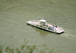 Loreley - Fotoserie - Landschaftsfotografie - Aloys Peter Trenz Autofähre überquert einen Fluss mit Fahrzeugen an Bord