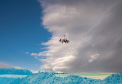 Loreley - Fotoserie - Landschaftsfotografie - Aloys Peter Trenz Ultraleichtflugzeug auf einer Wolkenkulisse über grüner Landschaft