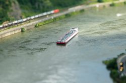 Loreley - Fotoserie - Landschaftsfotografie - Aloys Peter Trenz Frachtschiff auf dem Fluss neben Eisenbahnstrecke in malerischer Landschaft